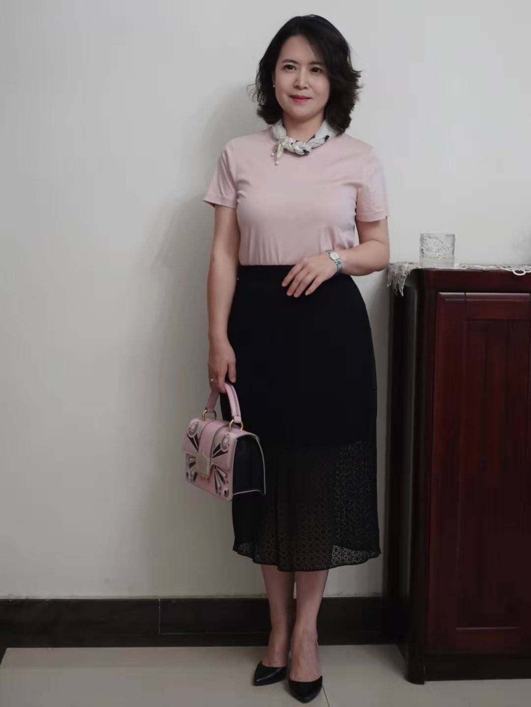 原创人到中年还穿不出气质瞧这位50岁博主的示范优雅大方显品味