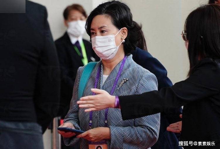 蓝琼缨离世第8天,长女何超琼露面显憔悴