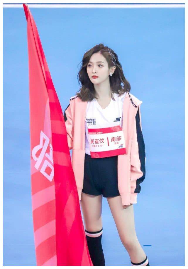 短裤的风格表现了她的身高和脚的长度,在操场上也是明亮的景色呢.