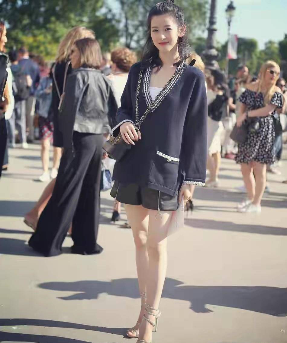 阔太章泽天晒健身照,运动背心搭健美裤秀蜜桃臀,奶茶妹妹变御姐_女生_