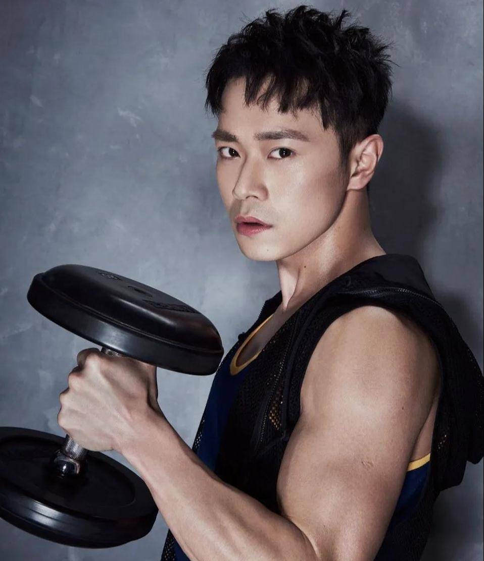 身材好了就会成为行走的衣架子,平时曹骏能轻松驾驭各种穿衣风格,气场