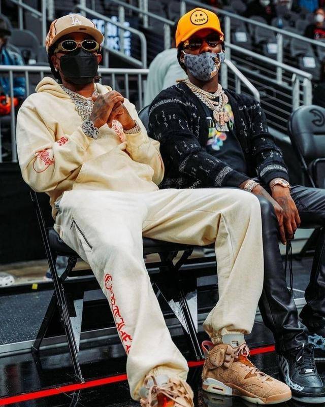 网图后跟标识运用的是travisscott喜爱的厂牌,仔细看脚上那双明