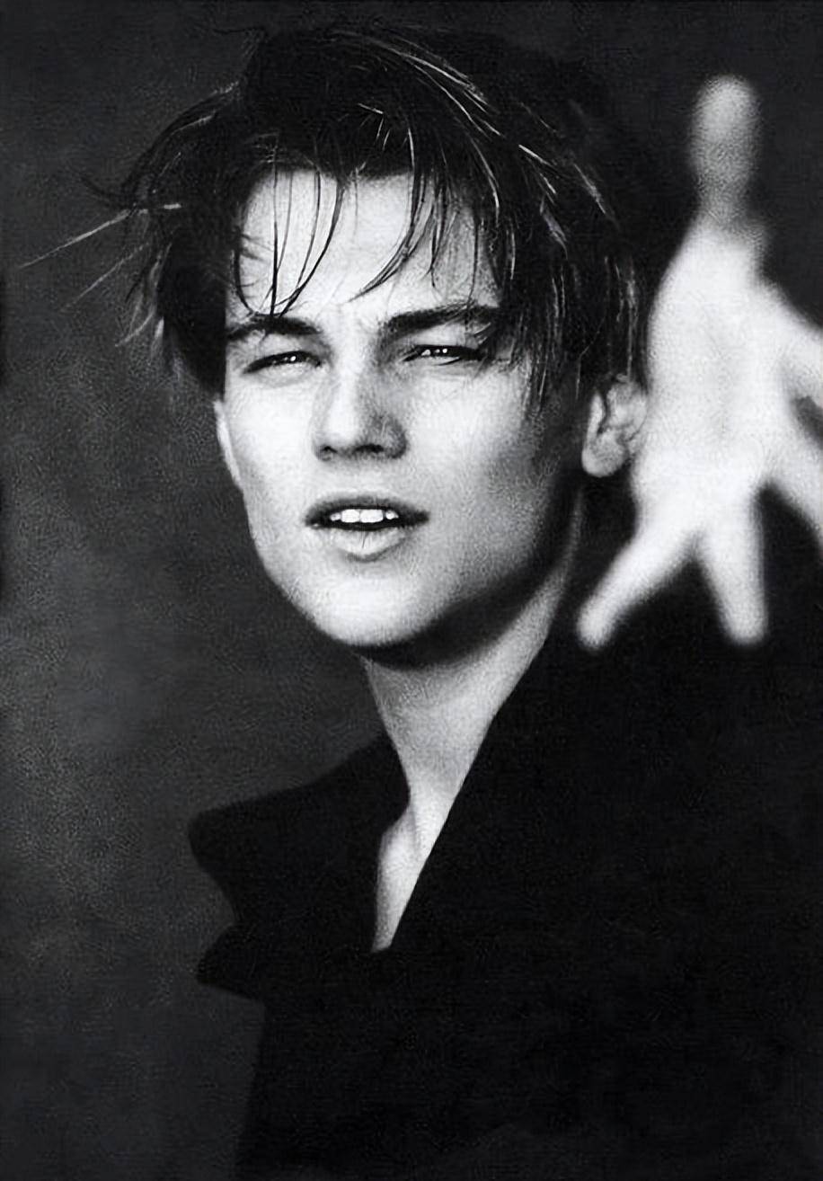 甚至有人在reddit上评论,在电影《dont look up》中,小李子跟一个40