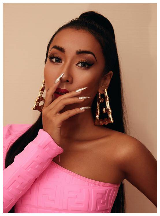 之前从吉克隈逸出道的时候穿着小麦色的样子.