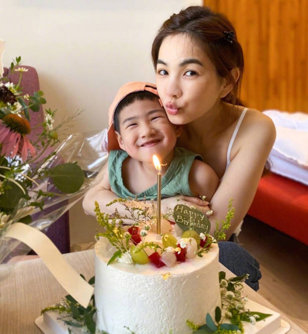 ella晒全家福庆生,孩子老公左右夹吻好幸福,41岁逆生长越来越美_儿子