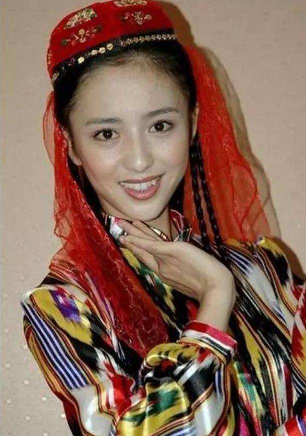 女明星穿上自家民族服饰都是什么样的佟丽娅是锡伯族,佟丽娅的旧照中