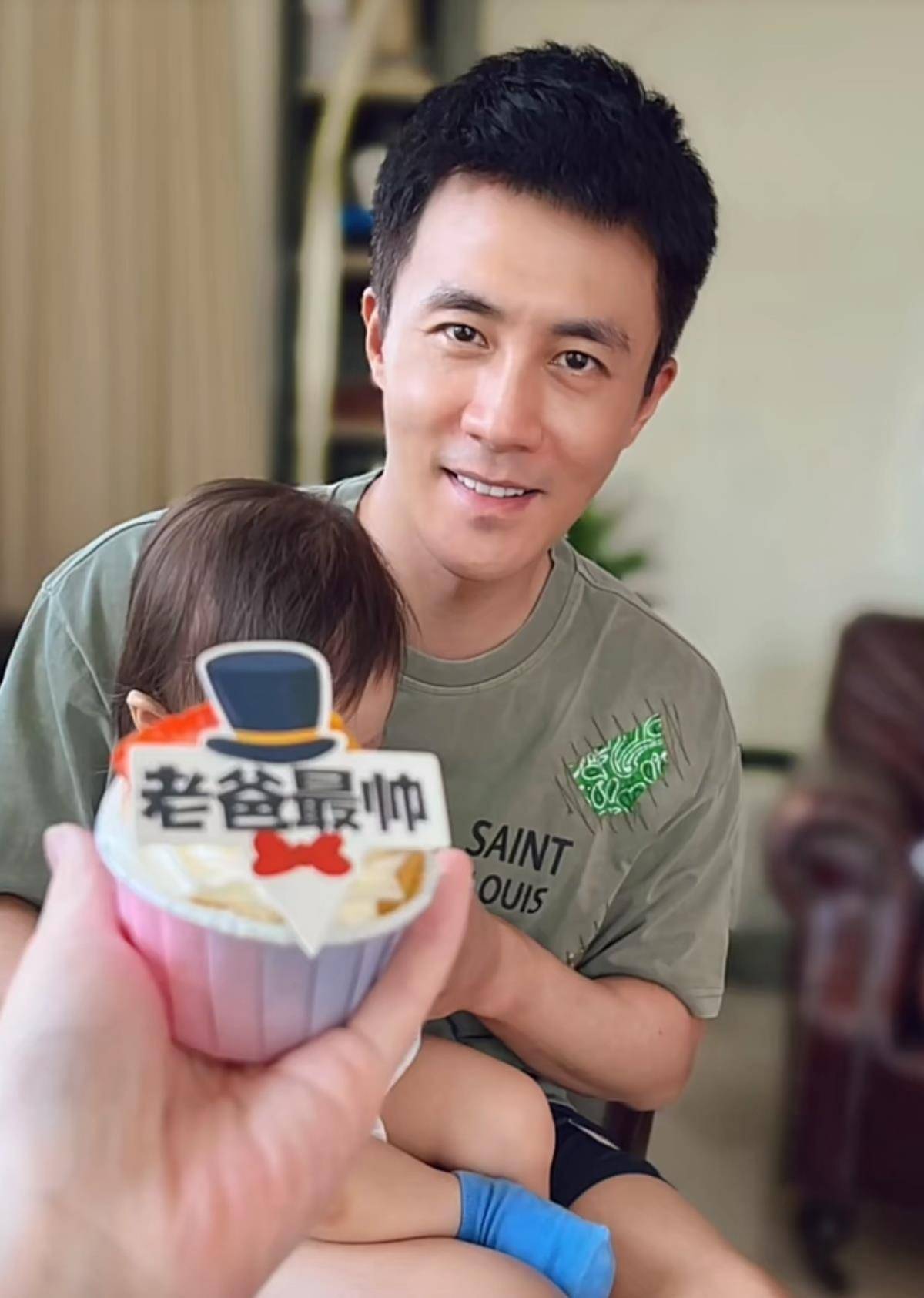 王灿父亲节给杜淳送定制蛋糕女儿亲手送上杜淳穿上万拖鞋
