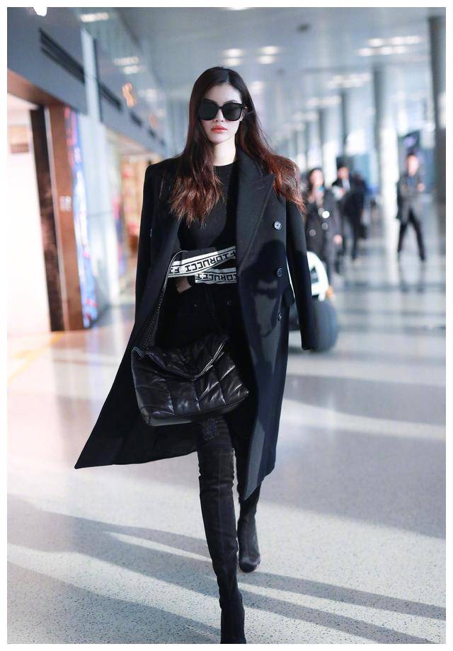 何仙姑何穗抛了仙气,披着黑大衣,戴起大墨镜,变身酷超模