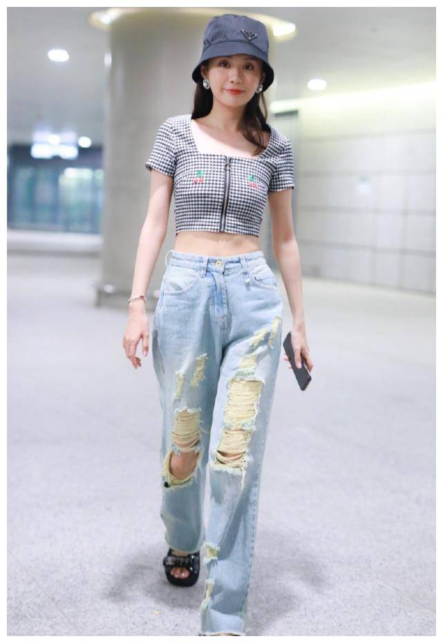 别看郑合惠子一副软萌样却有着最让人羡慕的蛇精腰