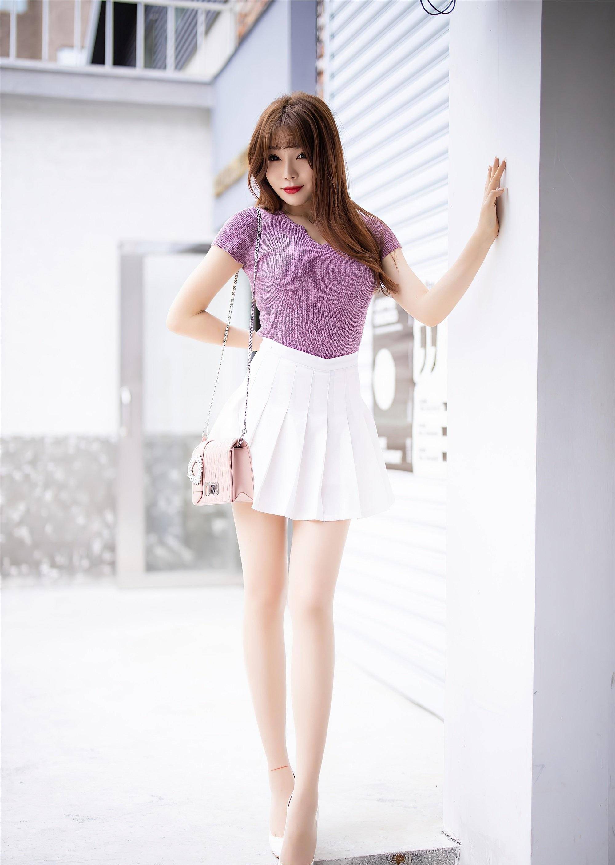 就如这位美女,不但用肉丝衬托了一下美腿,更是搭配了一双白色的细跟