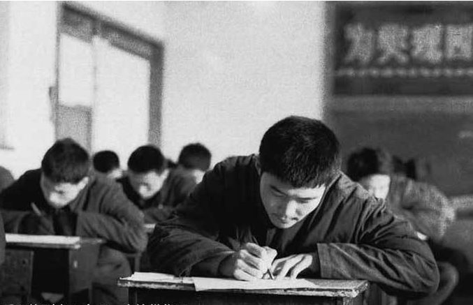 老照片亲历1977年高考考场里有不少大龄青年气氛很紧张