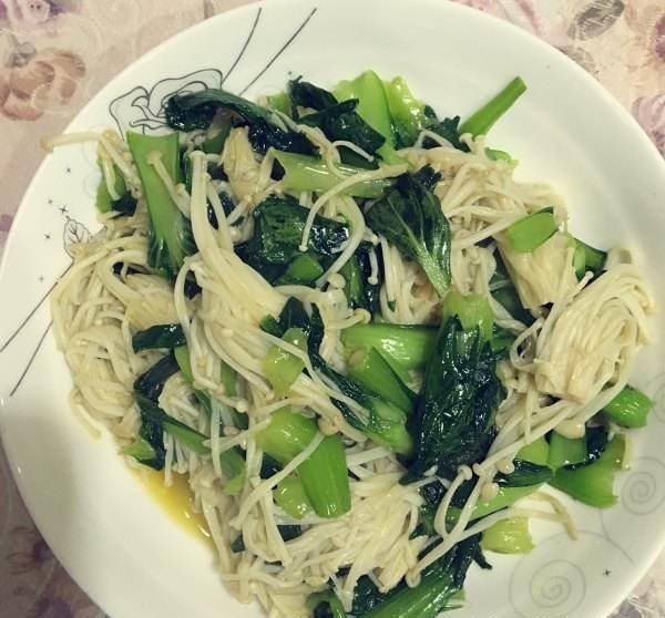 原创饕餮家常菜简单易做的两道家常菜金针菇拌青菜的做法学起来