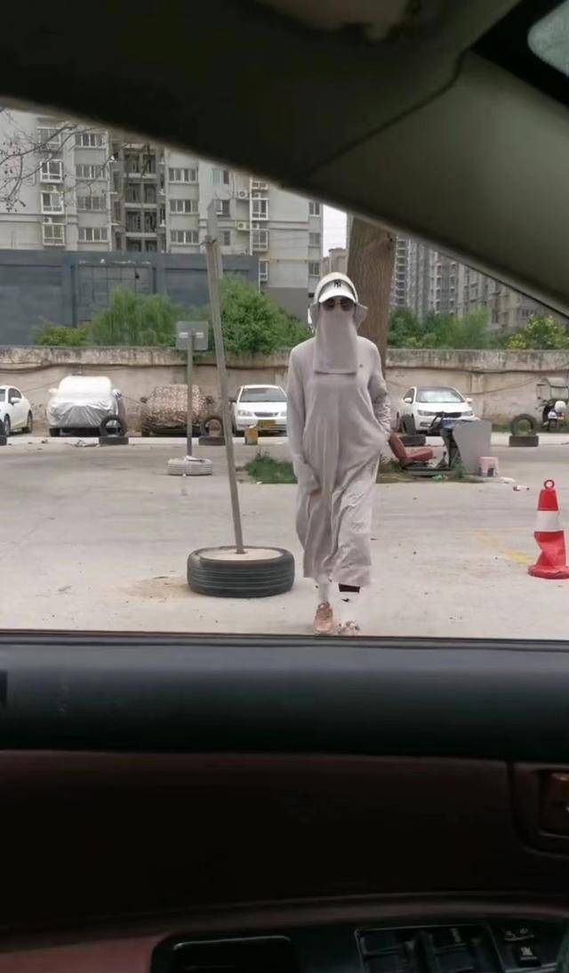 女子练车怕晒黑穿得密不透风,教练:这个地方应该没有她喜欢的人_肤色