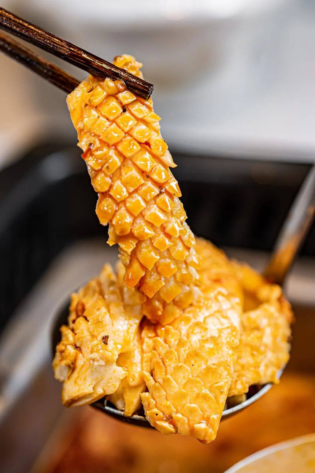 大块黄喉放进锅里,只需几秒即可达到微卷状态,因为切了花刀所以更加