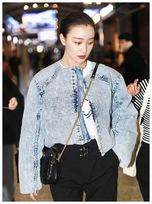 倪的丸子头很整齐,头发几乎紧贴头皮.