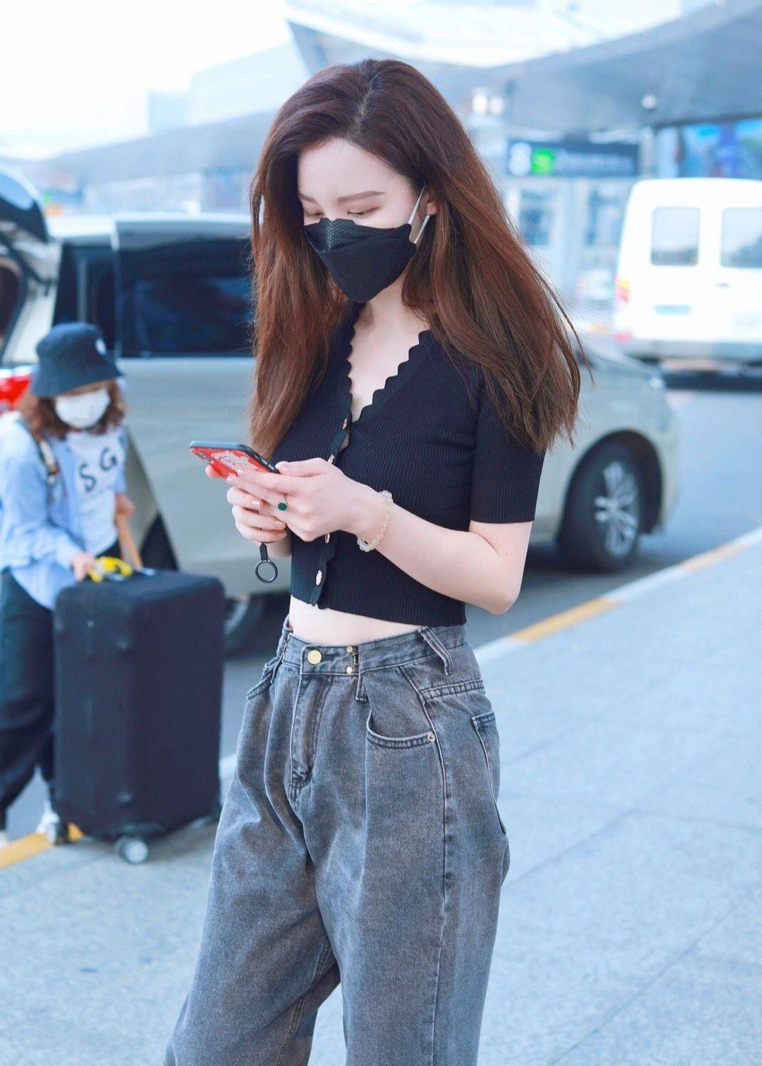 原创张萌机场私服气场全开身穿露脐小西装真是时尚又撩人