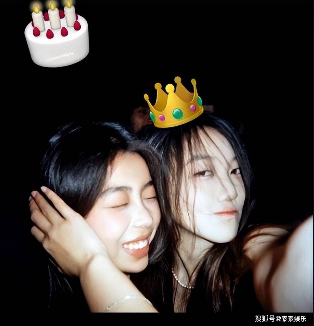 李嫣父亲节晒侧脸照,扎麻花辫很像王菲年轻时候