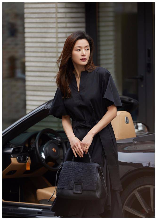 全智贤二胎后的瘦身真的很成功.