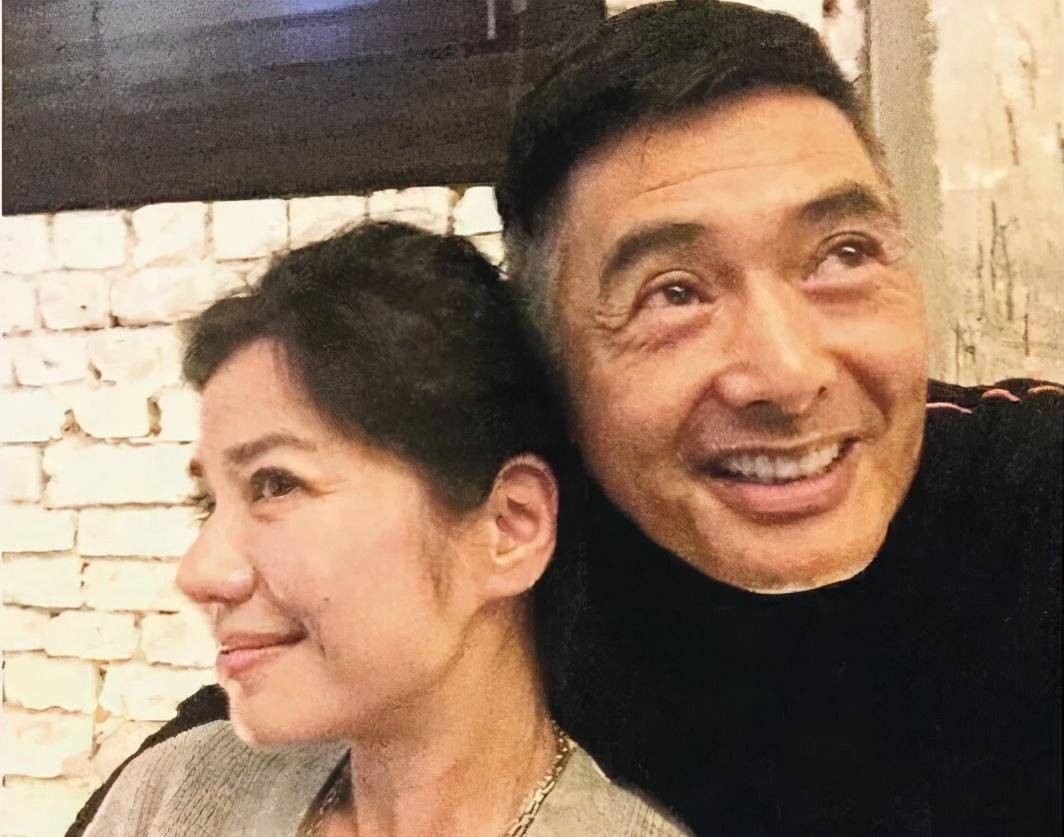 原创最靓港姐钟楚红千万豪宅里堆满鲜花60岁活得像少女