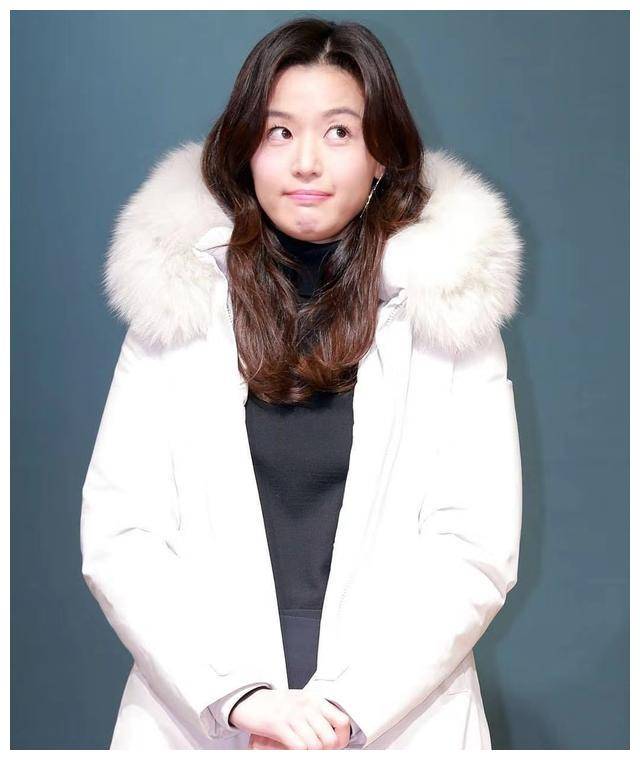 38岁全智贤低调露面,生完二胎略显圆润,羽绒服搭过膝长衫依旧美