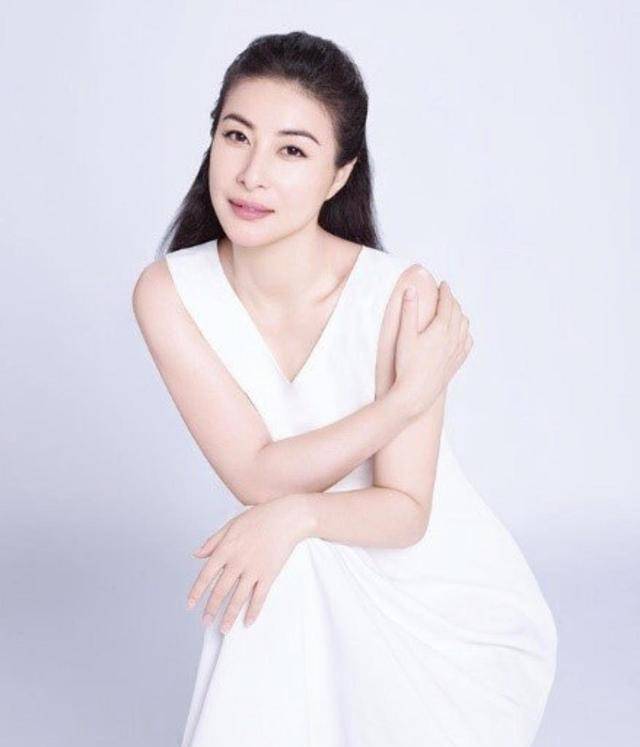 郭晶晶真是豪门媳妇的穿搭楷模,一袭亮片旗袍连衣裙,高级感无敌_黑色