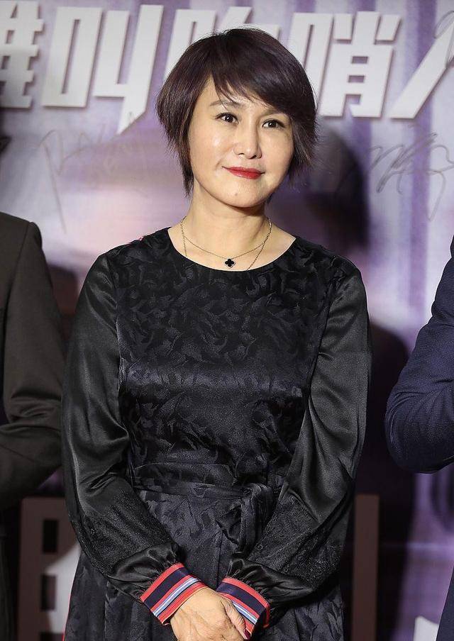 别看王茜总演"警察",但她的气质真够味,黑色西装也能穿得妩媚_服装