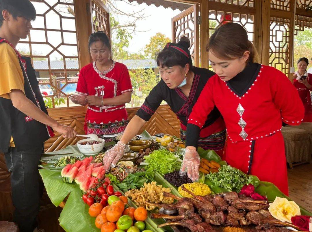游玩的人体验到佤族文化,甘蔗寨风情和佤家美食,而且自推出佤王宴后