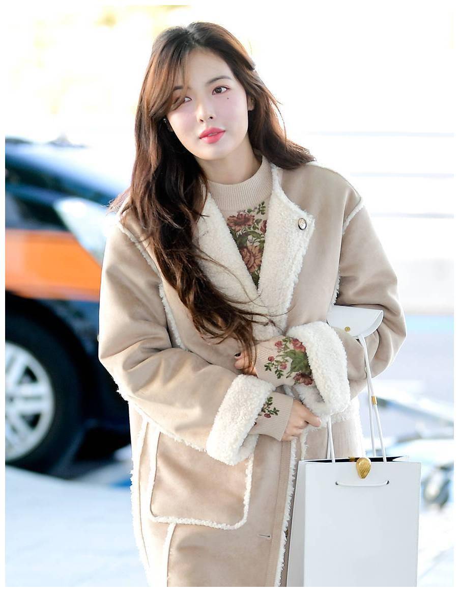 金泫雅衣品好绝,冬天也穿碎花裙?搭配羊羔绒居然这么甜!