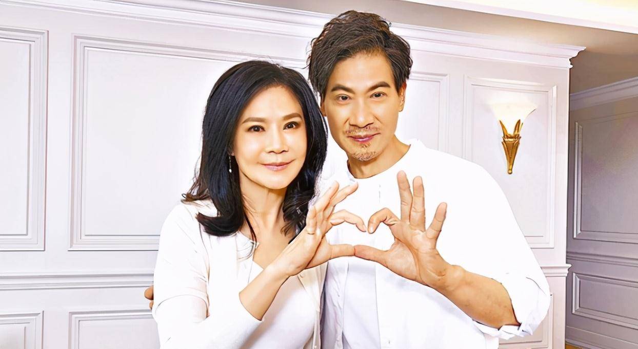 原创58岁翁家明罕见晒与俞小凡同框照甜蜜表白爱妻风景美人更美