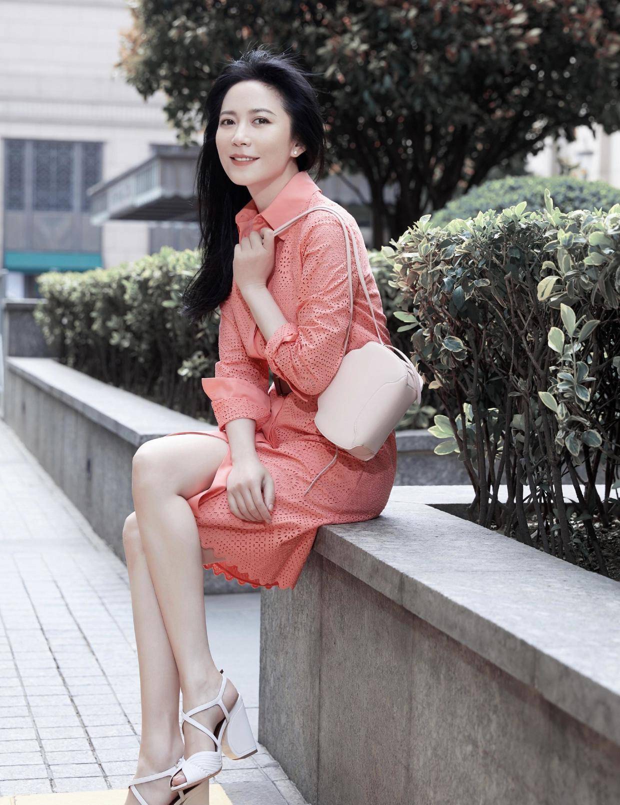 原创50岁的俞飞鸿身材真出众穿墨绿色衬衫配短裤高挑纤瘦又飒又美