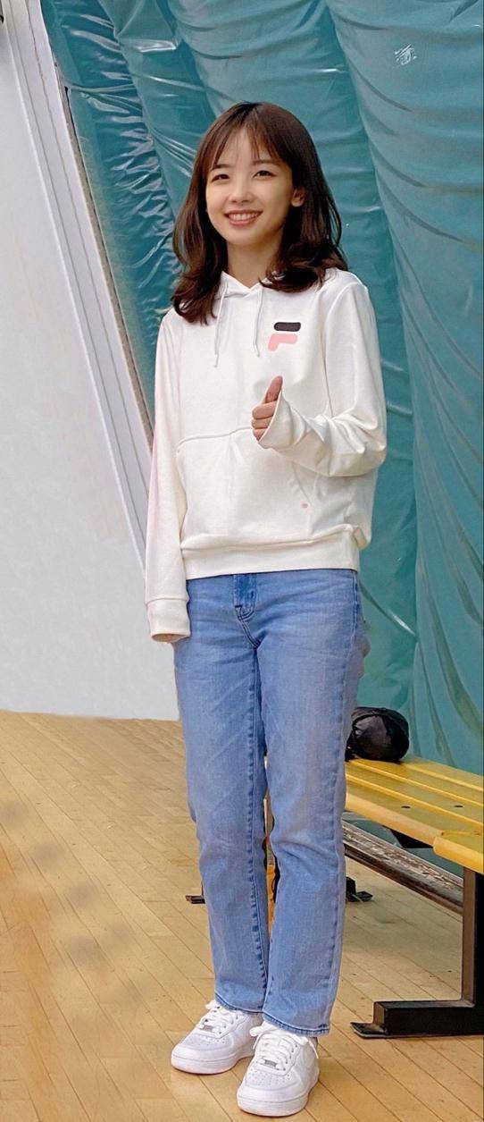 电视美女主持红了,王冰冰少女职场穿搭值得参考,甜美