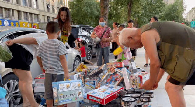 餐厅因疫情倒闭90后女孩打扮精致摆地摊卖玩具一年还债百万