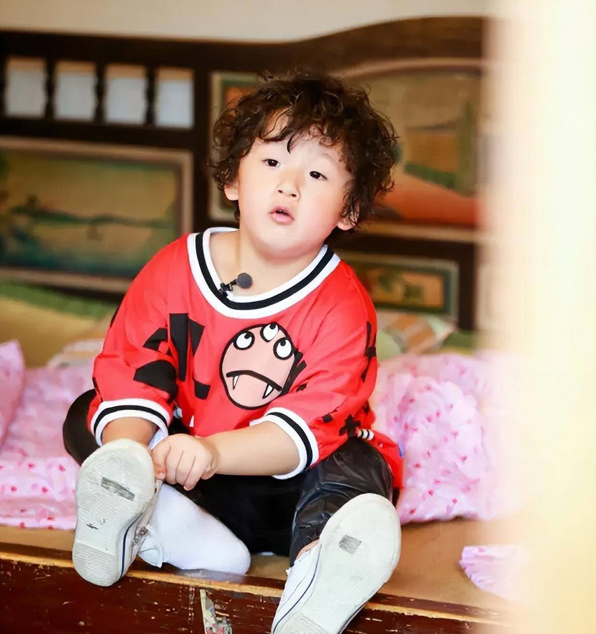 冉莹颖晒邹明轩小学毕业照!11岁长成胖墩帅哥,被祝福时脸红害羞