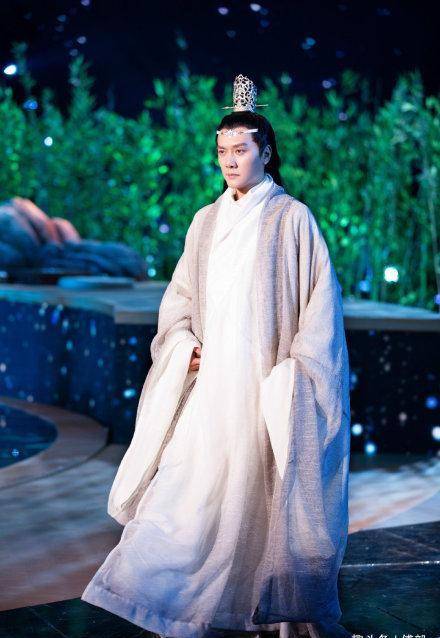 冯绍峰最新古装造型曝光,蓝色长衫抹额,你有被惊艳到吗?