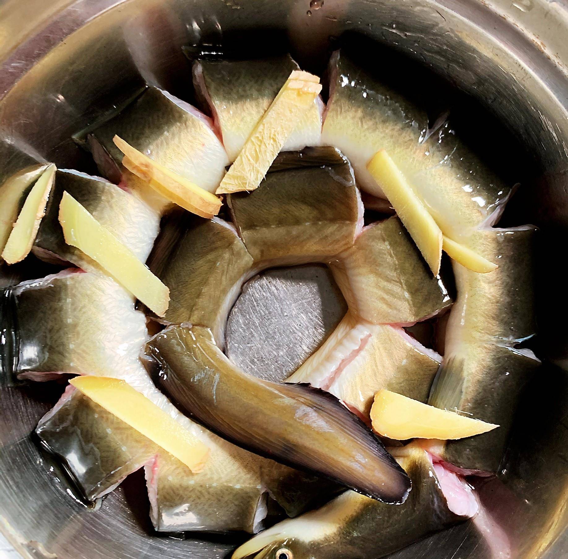 原创清蒸鳗鱼用金华火腿吊鲜增香肉质细嫩有营养秋冬进补上选