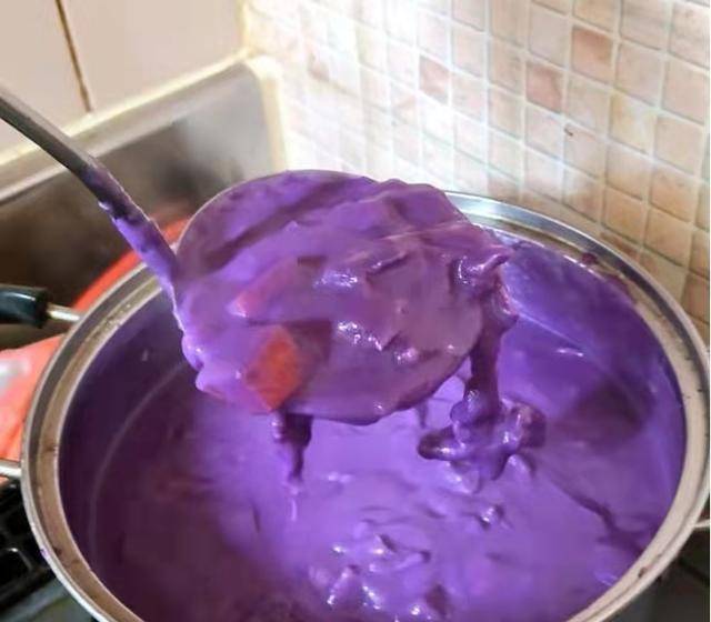 如果蓝紫色来做食物的主色会是什么样?看完你还能吃得下去吗?