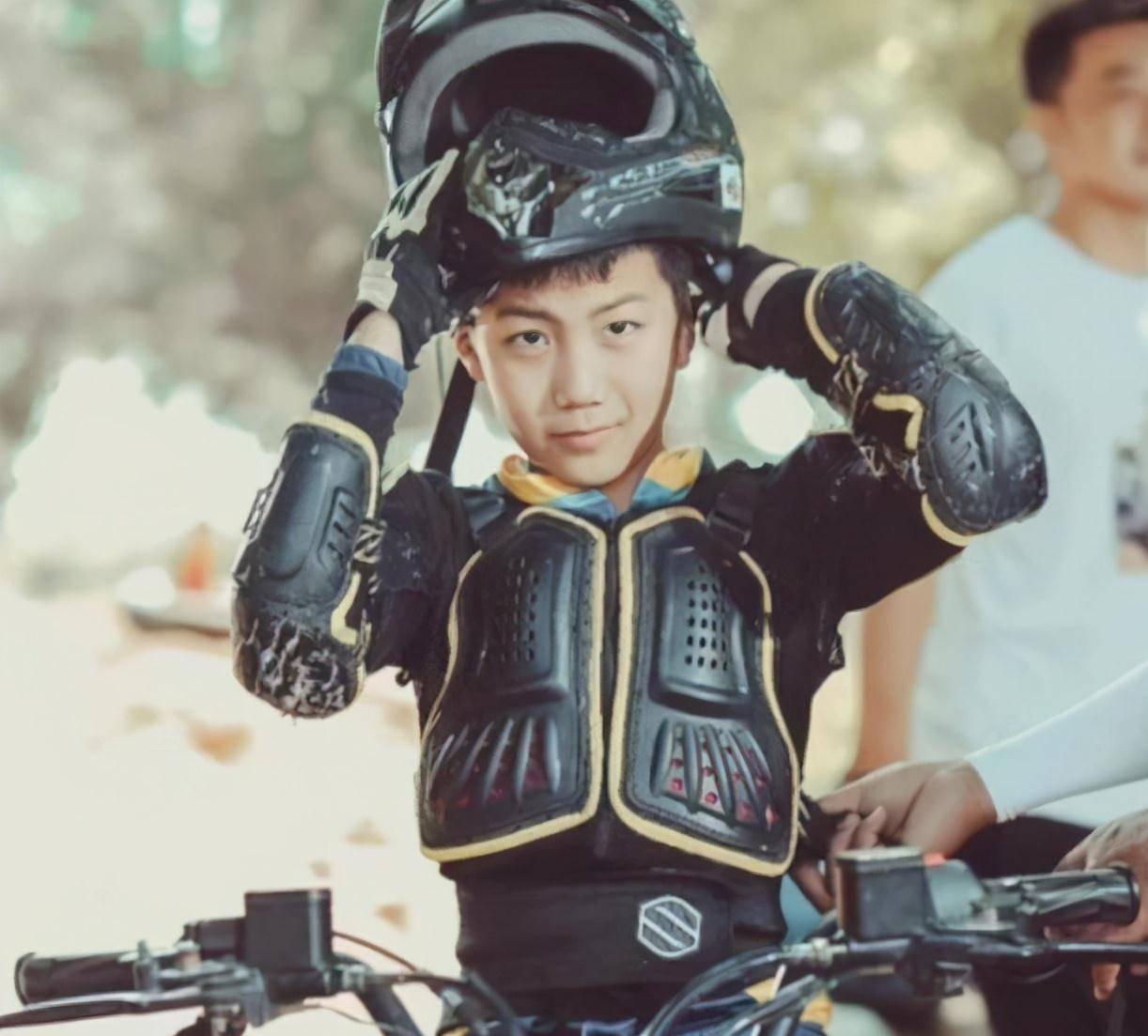 原创总裁康康长大了胡军12岁儿子庆生曾跪拜刘嘉玲认干妈