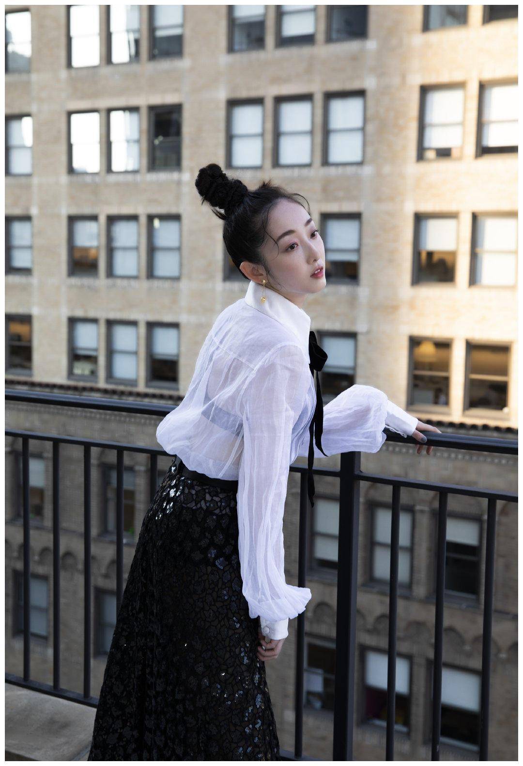 原创蒋梦婕长得甜美又可爱扎丸子头搭配白色衬衫半身裙气质全开