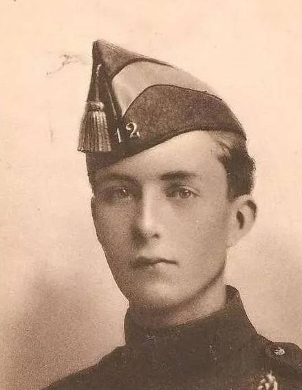 爸爸利奥波德长这样:看看照片,绝对的花美男,这颜值就是放到今天的