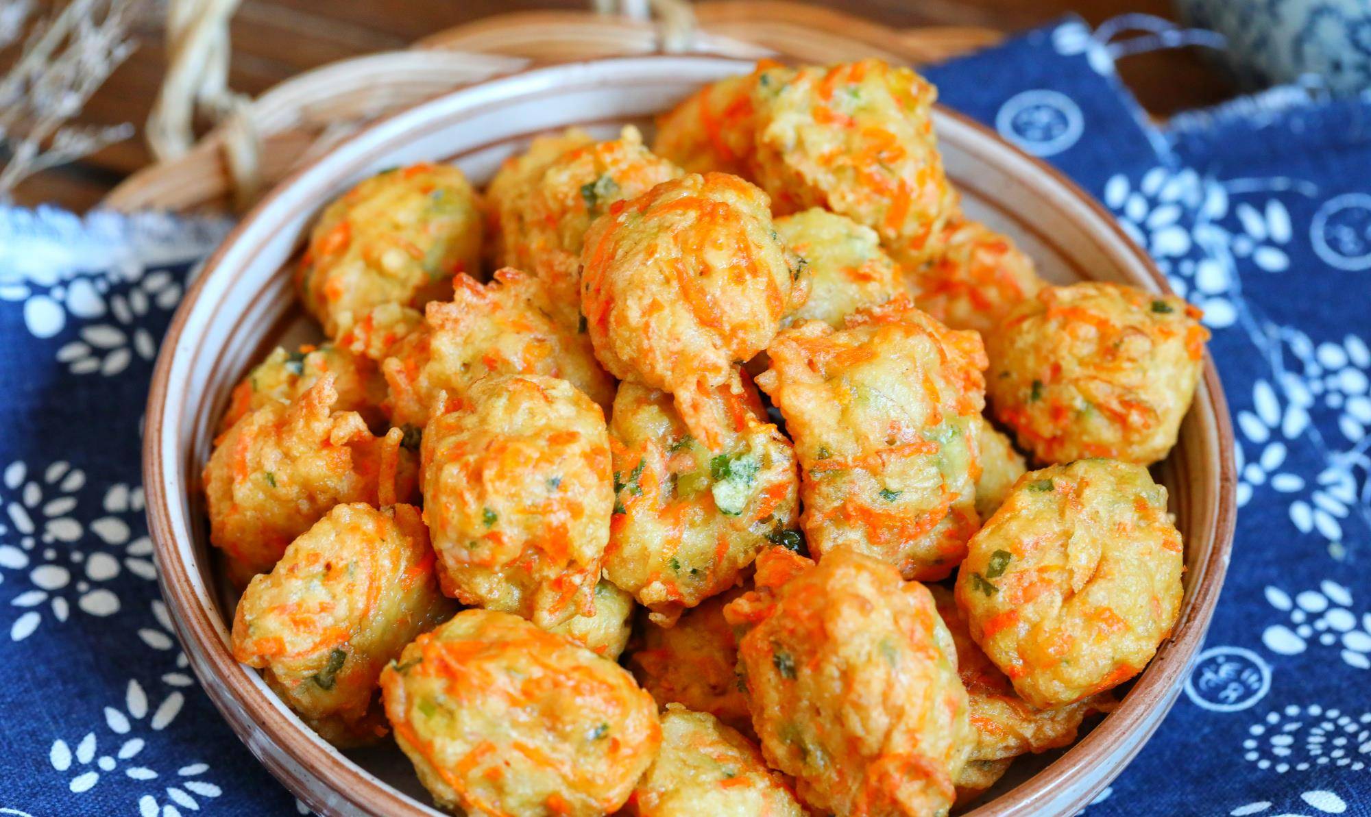 秋天用这菜炸丸子最香外酥里嫩清香不油腻比肉丸子还好吃