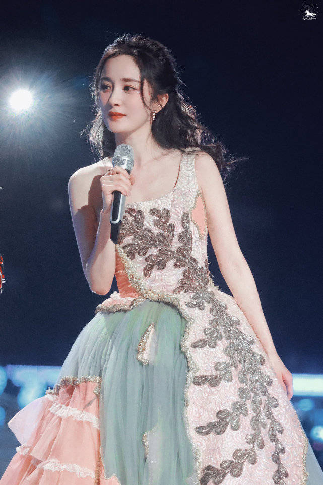 杨幂周笔畅《小幸运》三次隔空飞吻,原来磕姐妹cp也能这么甜_演唱会