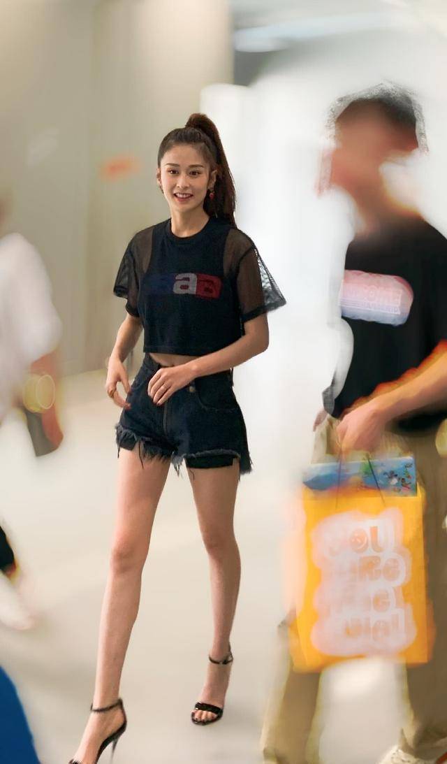 但她一直给人的觉得都并不是偏瘦偏瘦的那类,全是有显著曲线图的,不