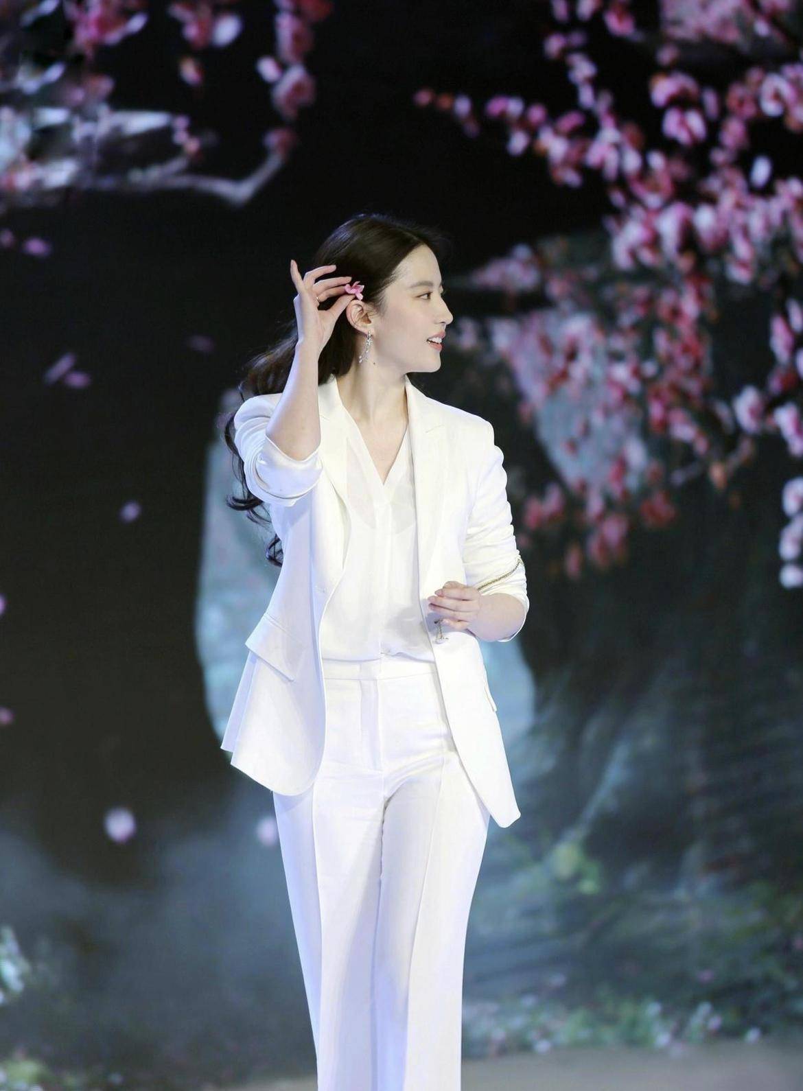 原创刘亦菲颜值高衣品更高穿蓝色礼服华丽精致甜美温柔像个小公主