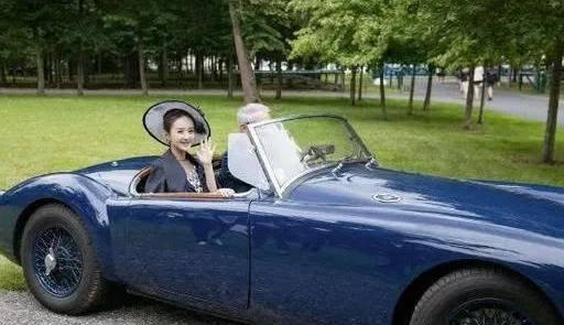 原创赵丽颖穿着明星服装浪漫优雅的轿车和漂亮的眼睛参加了一个活动