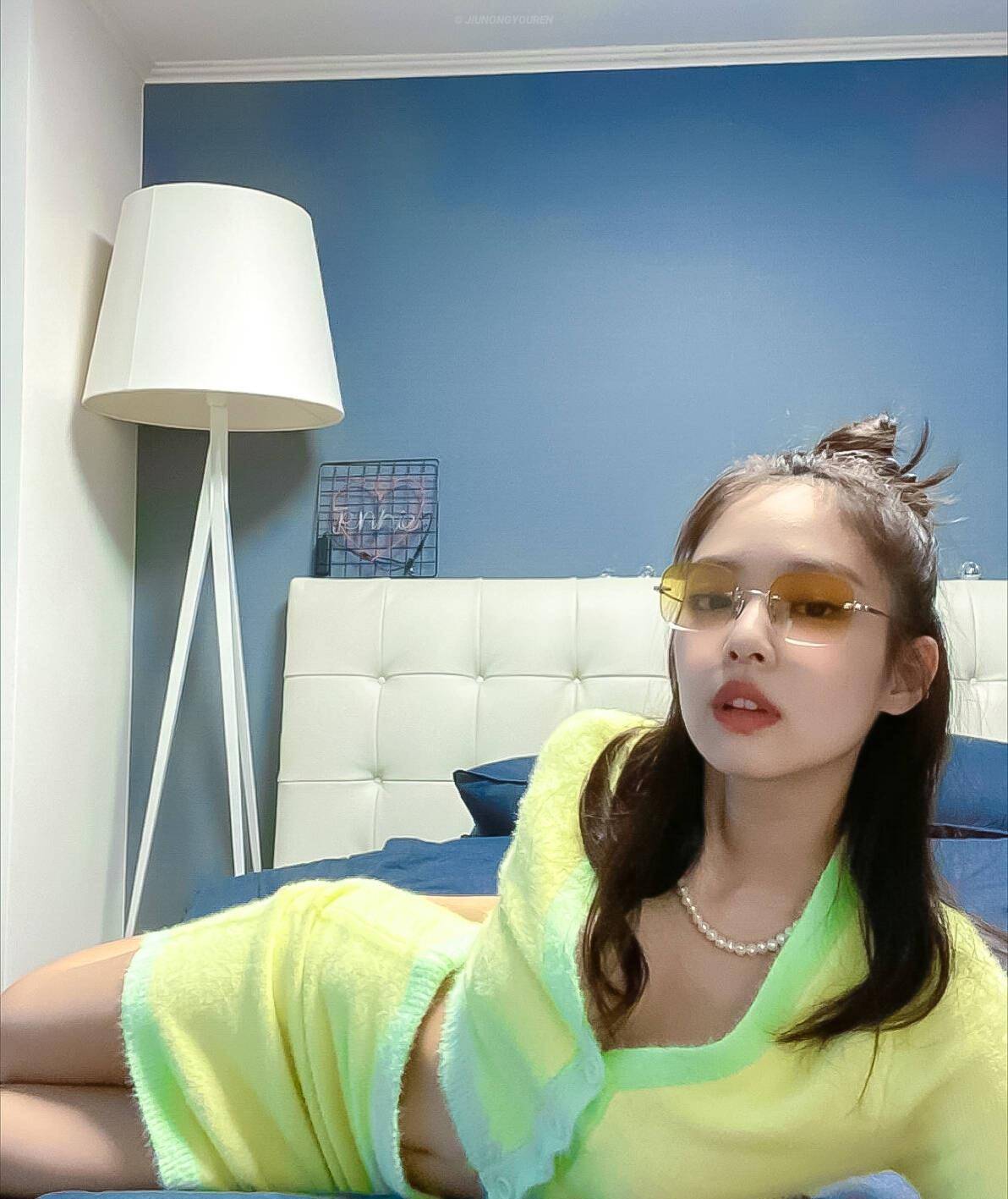 jennie连更私服照曝光,卧室自拍秀长腿,人美就是敢随心所欲