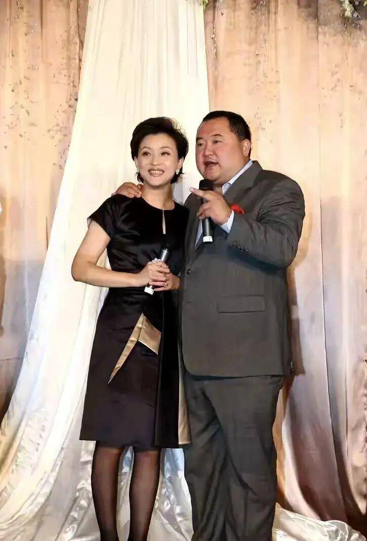 原创杨澜和200斤老公罕见现身和董明珠手牵手女强人举动有智慧