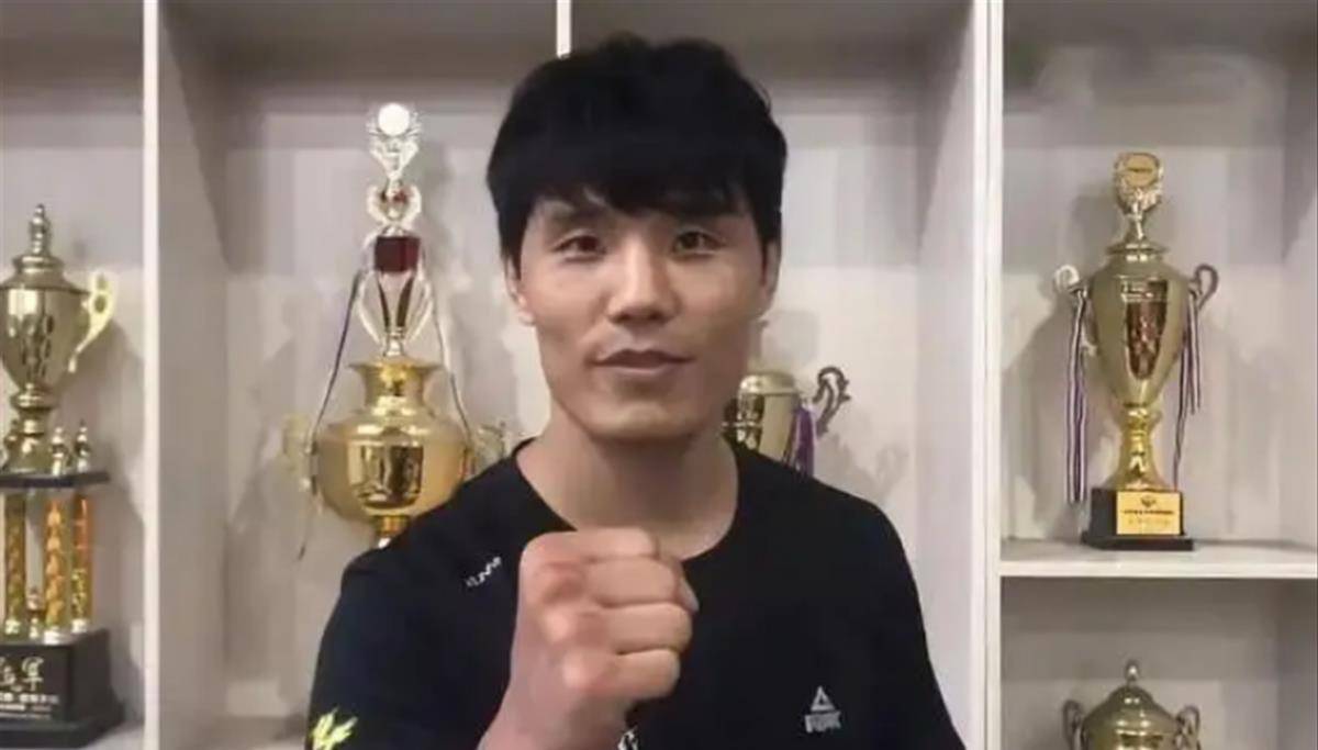 李连杰可是被袁和平成为功夫字典的人,没想到却被拳手方便嘲讽打拳