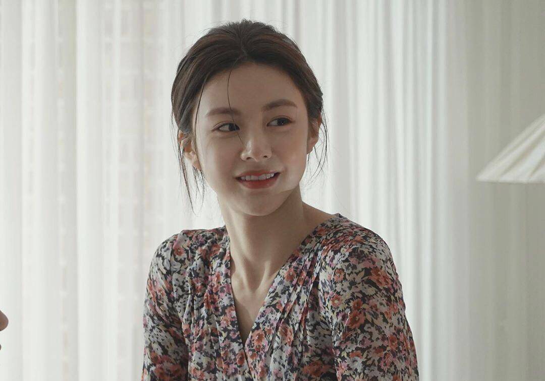 高允真身穿黑色的亮片连衣裙,黑色本身是一个足够低