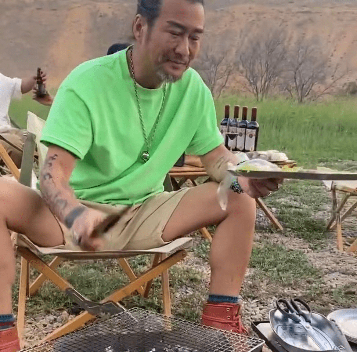 太白金星孙兴晒近况近300万豪车配红酒在外野餐生活富裕