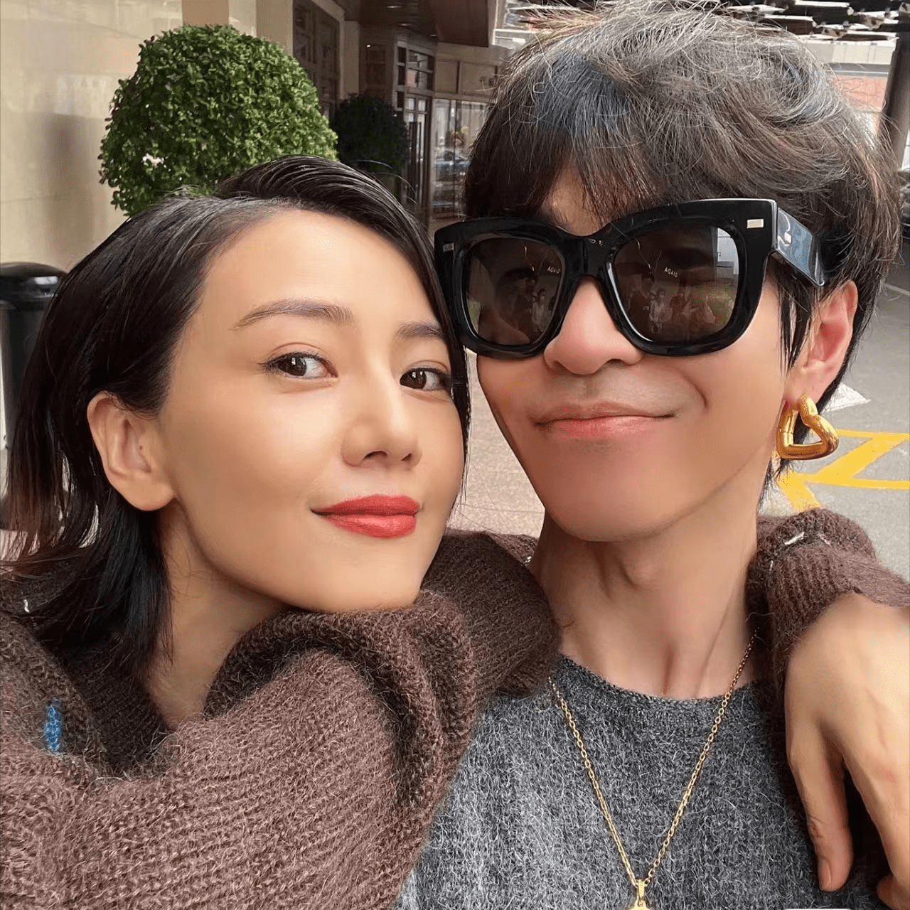 好友晒高圆圆零修图高清照皮肤细嫩状态好但头顶全是白发